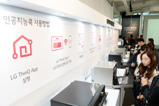 LG전자는 26일 강남구 학동에서 디오스 광파오븐의 우수한 성능을 알리기 위해 블라인드 시식행사를 열었다. 행사 참가자들이 LG 씽큐(LG ThinQ) 앱을 활용해 인공지능쿡 기능을 사용하고 있다.    LG전자 제공